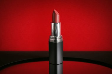 Renk arka plan üzerinde kırmızı ruj