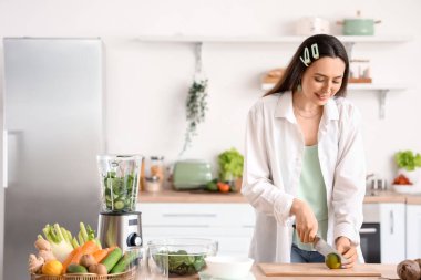 Mutfakta sebze suyu için kireç kesen genç kadın.