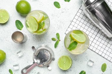 Lezzetli mojito bardakları ve hafif arka planda malzemeler.