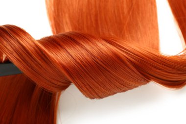 Beyaz arka planda izole edilmiş kıvırcık kızıl saçlı, yakın plan.