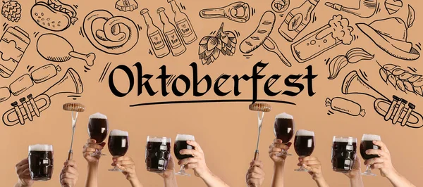 Banner Pro Oktoberfest Německými Rukami Držícími Studené Pivo Klobásy — Stock fotografie