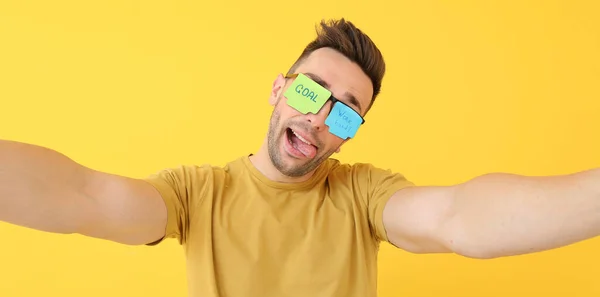 黄色い背景に付箋を貼った眼鏡の男 事業概念 — ストック写真
