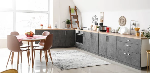 Interior Elegante Cozinha Moderna Com Mesa Jantar — Fotografia de Stock
