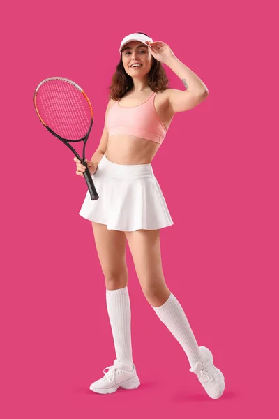 Pembe Arka Planda Tenis Raketi Olan Genç Bir Kadın — Stok fotoğraf