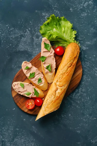 Wooden Board Sandwiches Tasty Pate Tomatoes Lettuce Dark Background — Stock Photo, Image