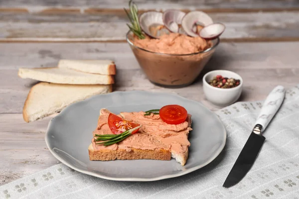 Plaat Van Sandwiches Met Heerlijke Paté Lichte Houten Ondergrond — Stockfoto