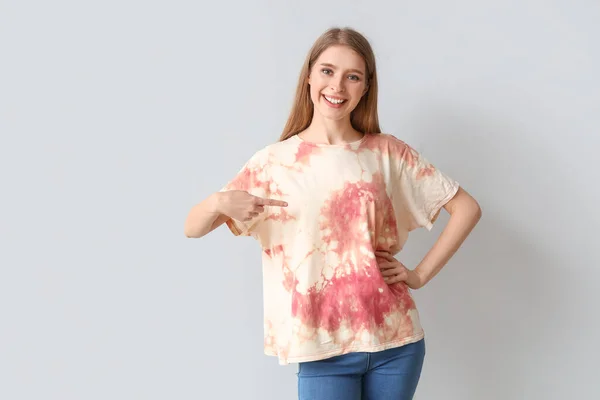 Νεαρή Γυναίκα Που Δείχνει Shirt Tie Dye Ανοιχτό Φόντο — Φωτογραφία Αρχείου