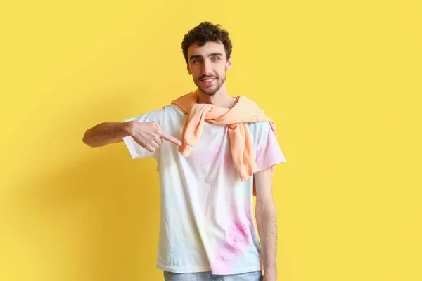Jovem Apontando Para Tie Dye Shirt Fundo Amarelo — Fotografia de Stock