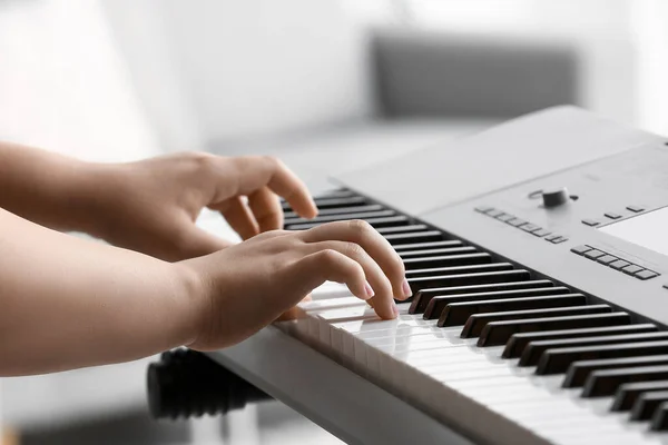 Donna Che Gioca Sintetizzatore Moderno Primo Piano — Foto Stock