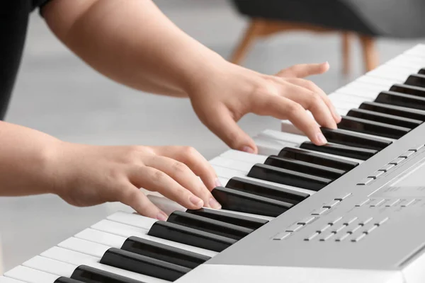 Donna Che Gioca Sintetizzatore Moderno Primo Piano — Foto Stock