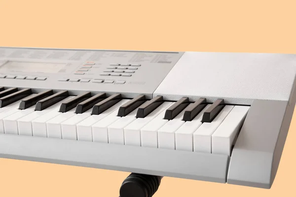Moderner Synthesizer Auf Beigem Hintergrund Nahaufnahme — Stockfoto