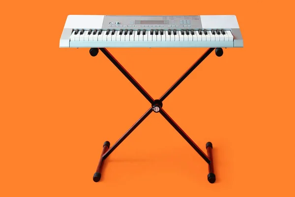 Moderner Synthesizer Auf Orangem Hintergrund — Stockfoto