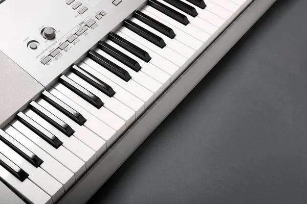 Современная Синтезаторная Клавиатура Черном Фоне — стоковое фото