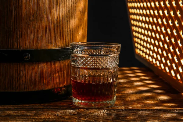 Szklanka Rumu Beczki Drewnianym Tle — Zdjęcie stockowe