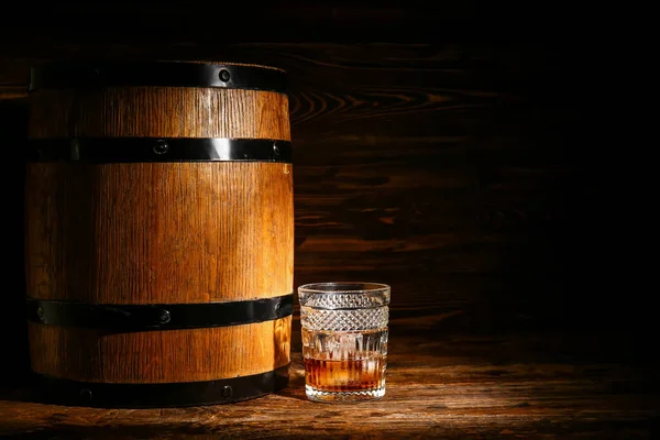 木の背景に冷たいラム酒と樽のガラス — ストック写真