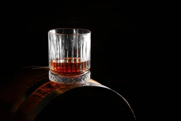 黒の背景にラム酒のガラスとバレル — ストック写真