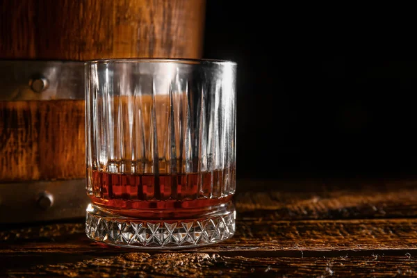 木製のテーブルの上にラム酒と樽のガラス — ストック写真