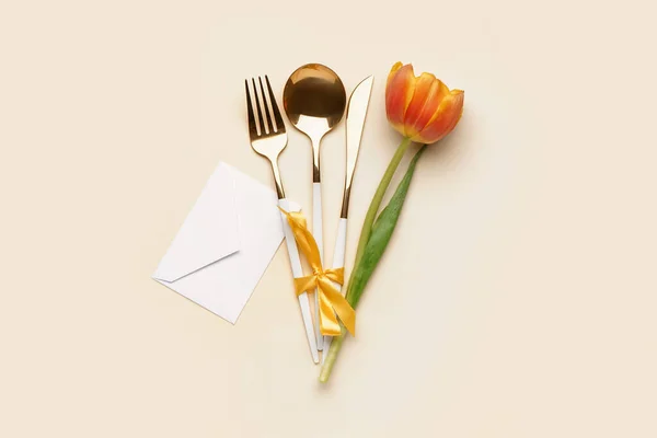 Besteckset Schöne Tulpenblume Und Umschlag Auf Beigem Hintergrund — Stockfoto