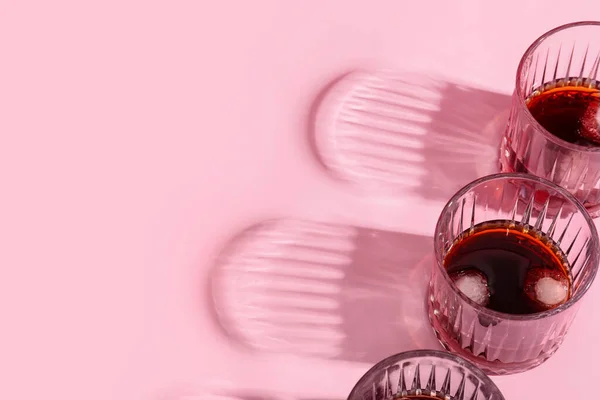 Стаканы Рома Кубиками Льда Розовом Фоне — стоковое фото