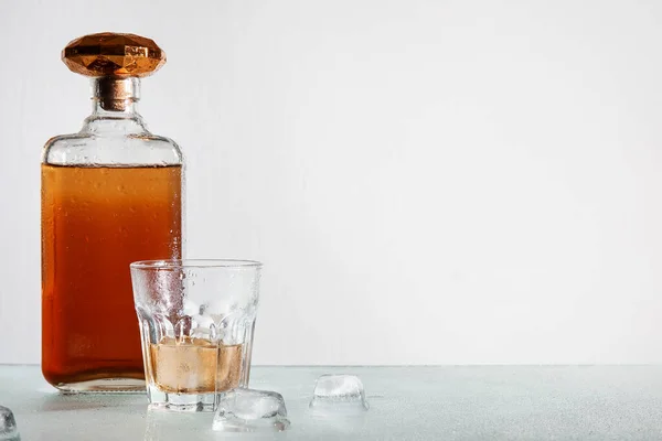 Flasche Und Glas Rum Mit Eiswürfeln Auf Grauem Hintergrund — Stockfoto