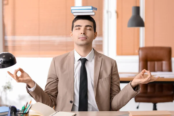 Joven Hombre Negocios Con Libros Meditando Oficina Concepto Equilibrio — Foto de Stock
