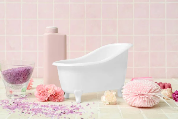 Küçük Küvetli Kompozisyon Banyo Malzemeleri Karanfil Çiçekleri — Stok fotoğraf