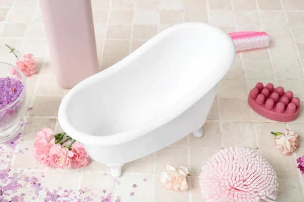 Küçük Küvetli Kompozisyon Banyo Malzemeleri Karanfil Çiçekleri — Stok fotoğraf
