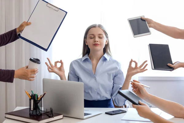 Meditierende Geschäftsfrau Und Weibliche Hände Mit Vorräten Büro Gleichgewichtskonzept — Stockfoto
