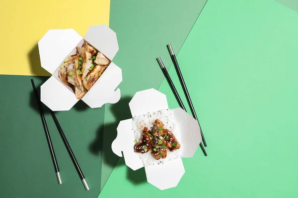 Lådor Med Välsmakande Kinesisk Mat Och Ätpinnar Färg Bakgrund — Stockfoto