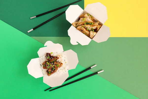 Lådor Med Välsmakande Kinesisk Mat Och Ätpinnar Färg Bakgrund — Stockfoto