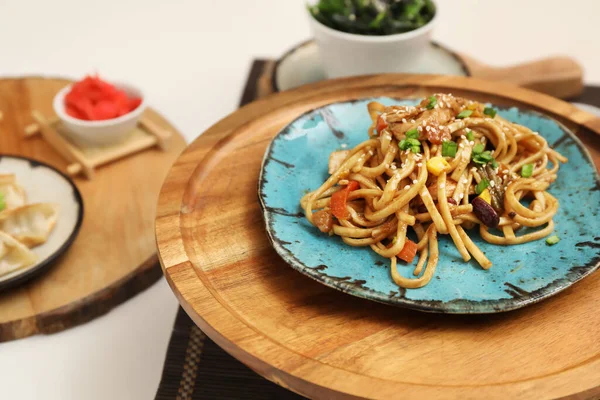 Ξύλινη Πλακέτα Πιάτο Από Νόστιμα Κινέζικα Noodles Στο Φως Φόντο — Φωτογραφία Αρχείου