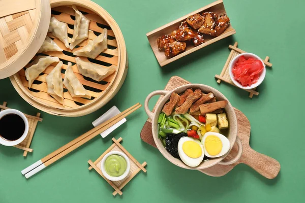 Σύνθεση Νόστιμο Κινέζικο Φαγητό Και Chopsticks Πράσινο Φόντο — Φωτογραφία Αρχείου