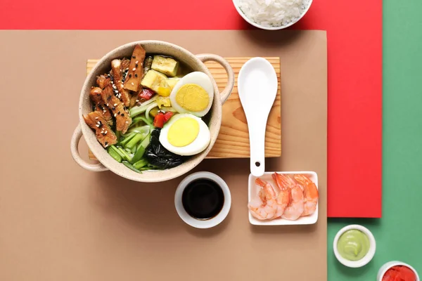 Komposition Mit Köstlichem Chinesischem Essen Auf Farbigem Hintergrund — Stockfoto