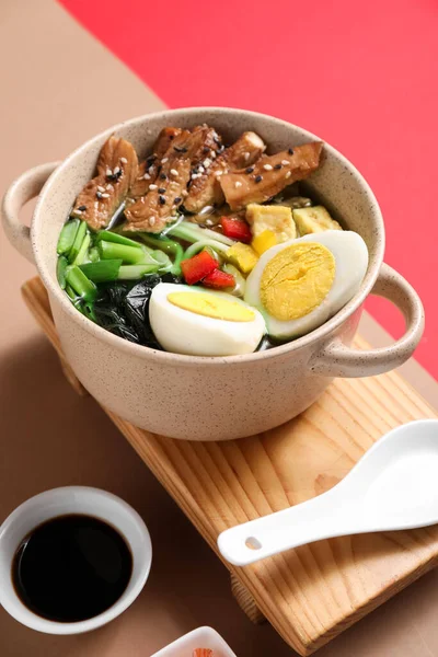 Matlagning Gryta Med Välsmakande Kinesisk Soppa Och Sojasås Färg Bakgrund — Stockfoto