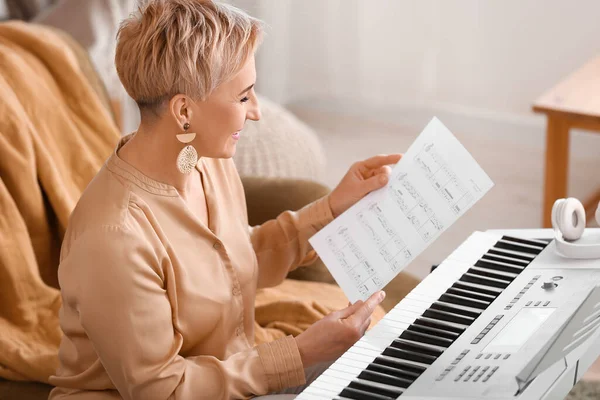Mature Female Musician Playing Synthesizer Home — Stock Photo, Image