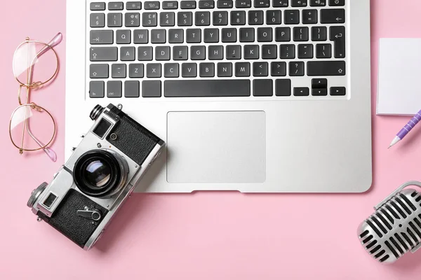 带照相相机 眼镜和粉色背景话筒的笔记本电脑 — 图库照片