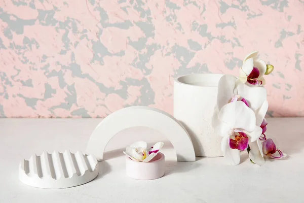 Decorative Plaster Podiums Beautiful Orchid Flowers White Table Pink Wall — Stock Photo, Image