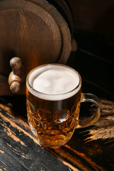 Caneca Cerveja Gelada Barril Carvalho Fundo Madeira Escura — Fotografia de Stock