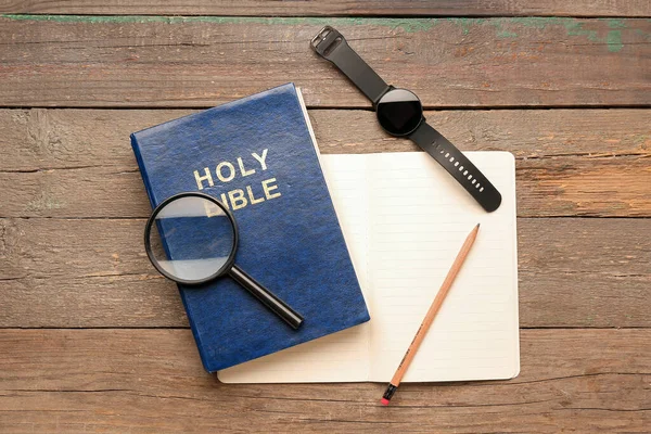 Santa Biblia Con Lupa Notebook Smartwatch Sobre Fondo Madera —  Fotos de Stock