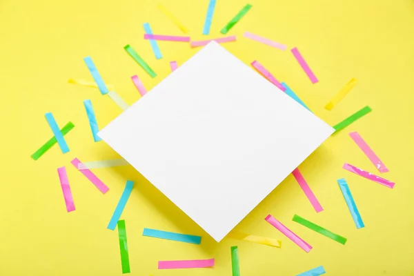 Cartão Branco Com Confete Fundo Amarelo — Fotografia de Stock