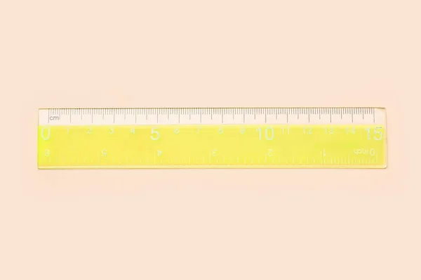Żółty Plastikowy Linijka Beżowym Tle — Zdjęcie stockowe