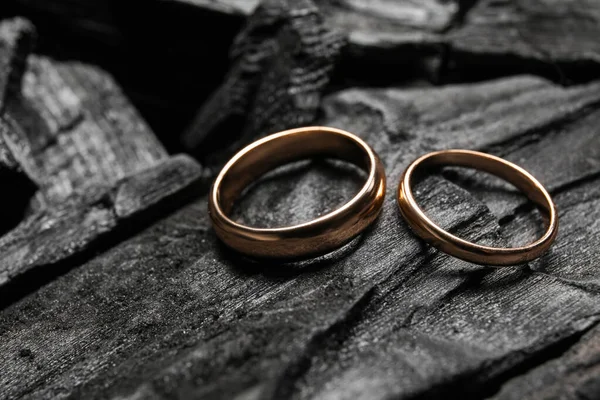 Anéis Casamento Dourados Carvão Negro Close — Fotografia de Stock
