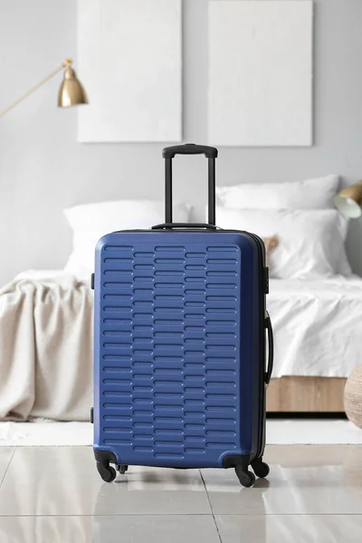 Blauer Koffer Hellen Schlafzimmer — Stockfoto