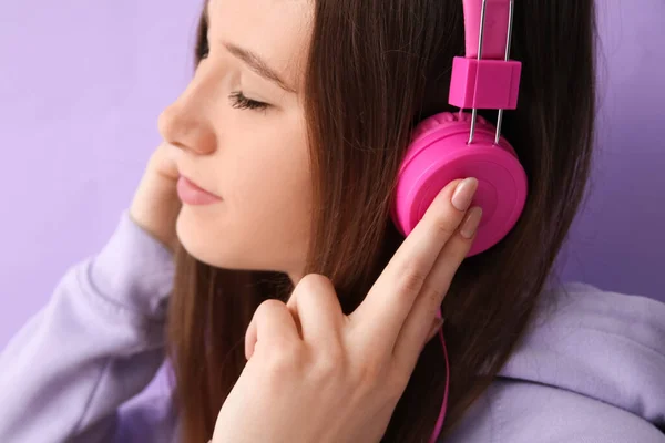 Jeune Femme Dans Casque Écoutant Musique Sur Fond Lilas — Photo