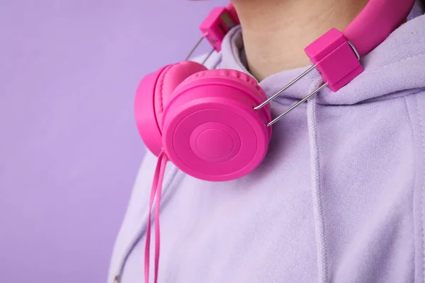 Mujer Joven Con Auriculares Escuchando Música Sobre Fondo Lila —  Fotos de Stock