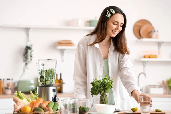 Young Woman Making Vegetable Juice Kitchen — Stock Photo, Image
