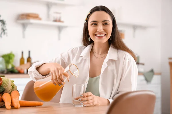 Young Woman Pouring Vegetable Juice Glass Kitchen — Stock Photo, Image