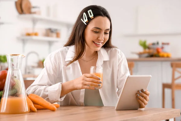 Jonge Vrouw Met Glas Groentesap Met Tabletcomputer Keuken — Stockfoto