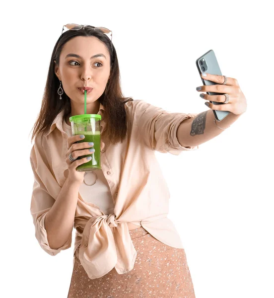Junge Frau Mit Glas Gemüsesaft Macht Selfie Auf Weißem Hintergrund — Stockfoto