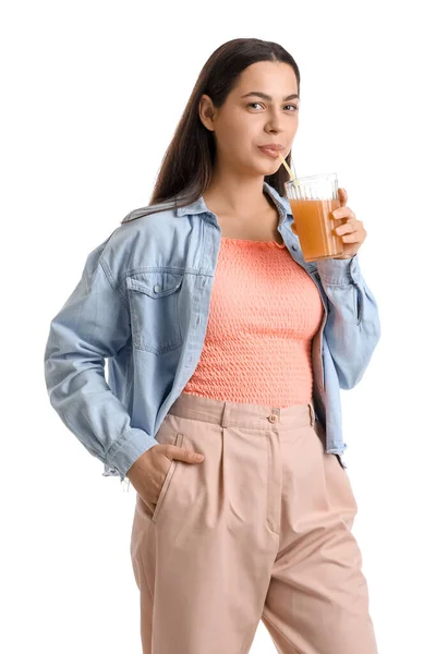 Νεαρή Γυναίκα Που Πίνει Χυμό Λαχανικών Λευκό Φόντο — Φωτογραφία Αρχείου